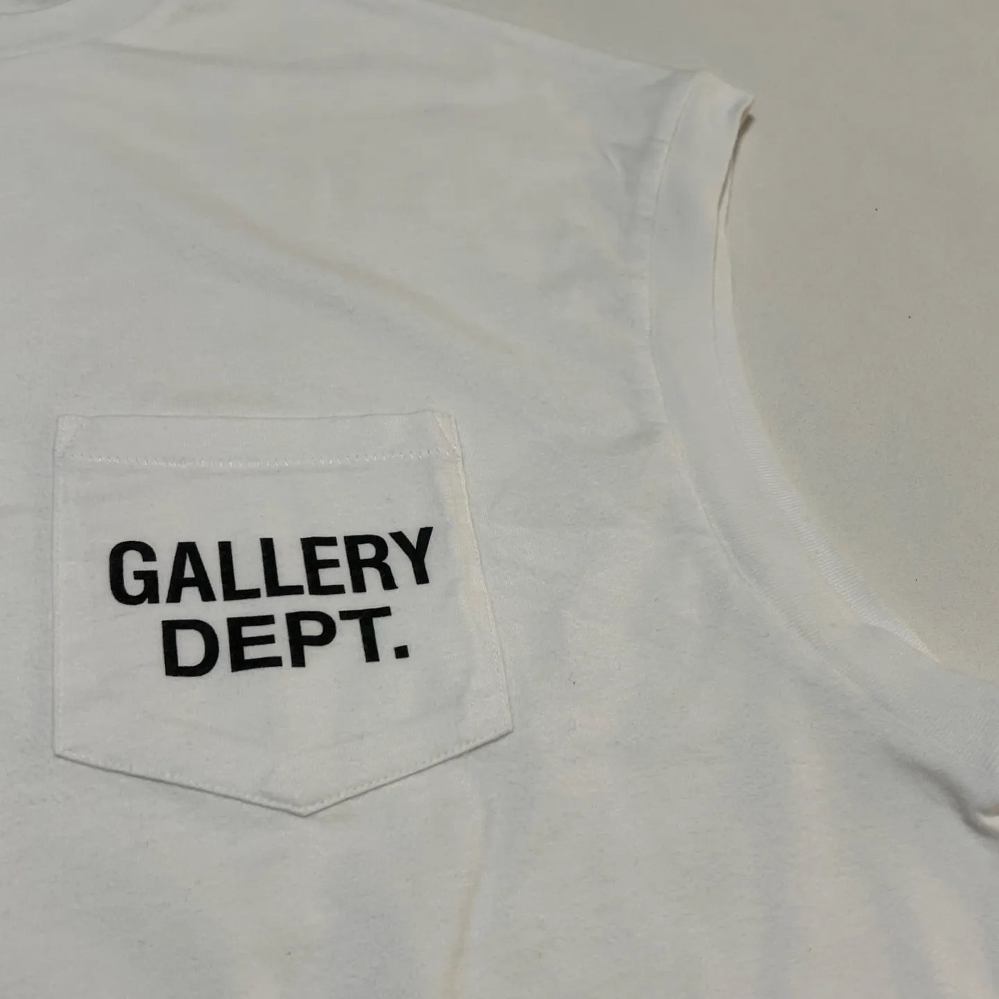 GALLERY DEPT. AUGI SLEEVELESS TEE/VINTAGE BLACK/NAVY/WHT English pocket sleeveless vest TEE Washed black/navy blue/white S-XL Same as the original version Super comfortable summer brushed lightweight material No sense of comfort on the upper body Loose and crisp fit Comfortable and breathable